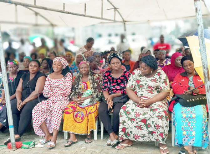 Wani sashe na matan da ke barikin soji da na ‘yan sanda na Obalende da Kansilan ya tallafa mawa