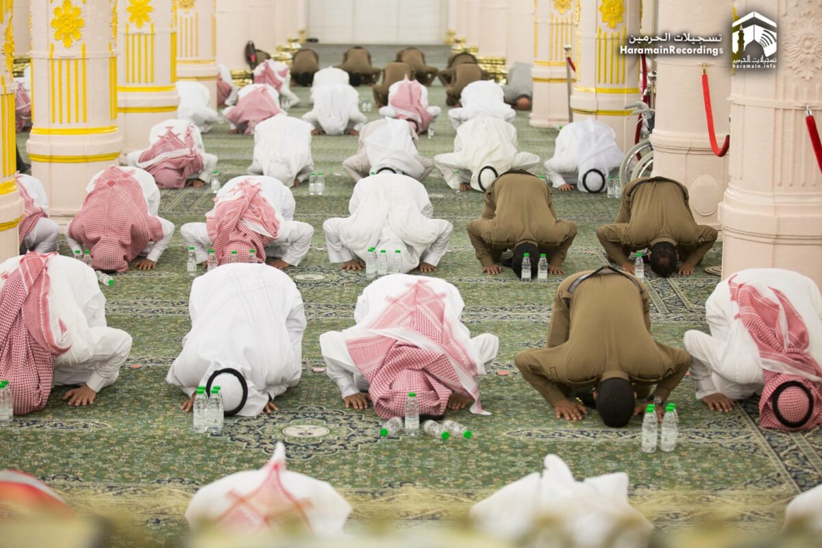 Masu ibada suna Sallah a cikin Raudah