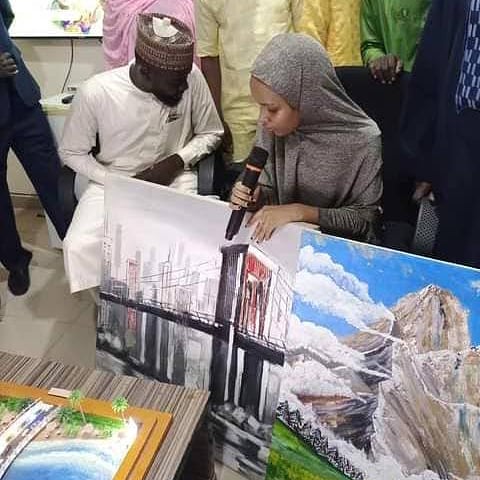 Amina Abdullahi kenan, dalibar da aka ba tallafin saboda fasahar zane-zanen