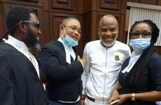 Nnamdi Kanu a kotun tare da lauyoyinsa