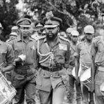 Marigayi Ojukwu tare da wasu mayakan Biyafara