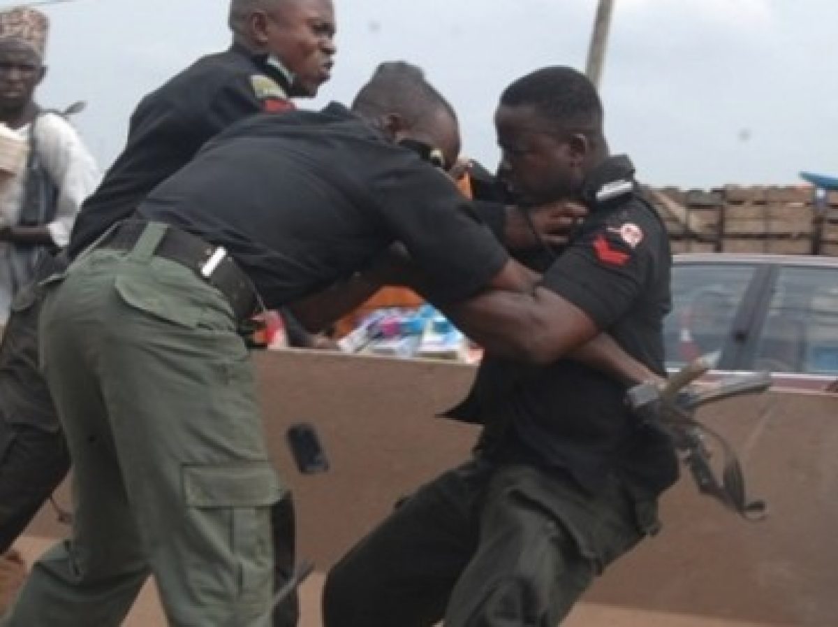 Fada ya kaure tsakanin jami’an tsaro a wurin rantsar da Gwamnan Kano