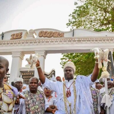 Mai martaba Ooni na Ife Oba Adeyeye Enitan Ogunwusi a wajen wani biki a Ile-Ife