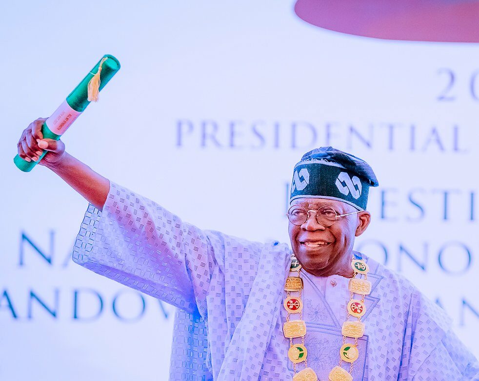 Buhari ya bai wa Tinubu lambar GCFR