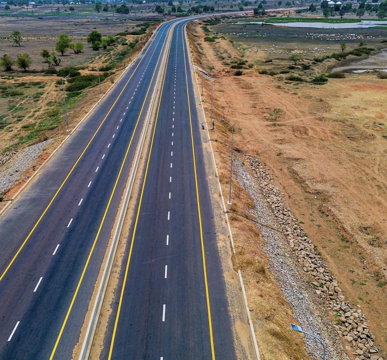 Buhari ya kaddamar da Titin Kano-Kaduna da Gadar Neja II