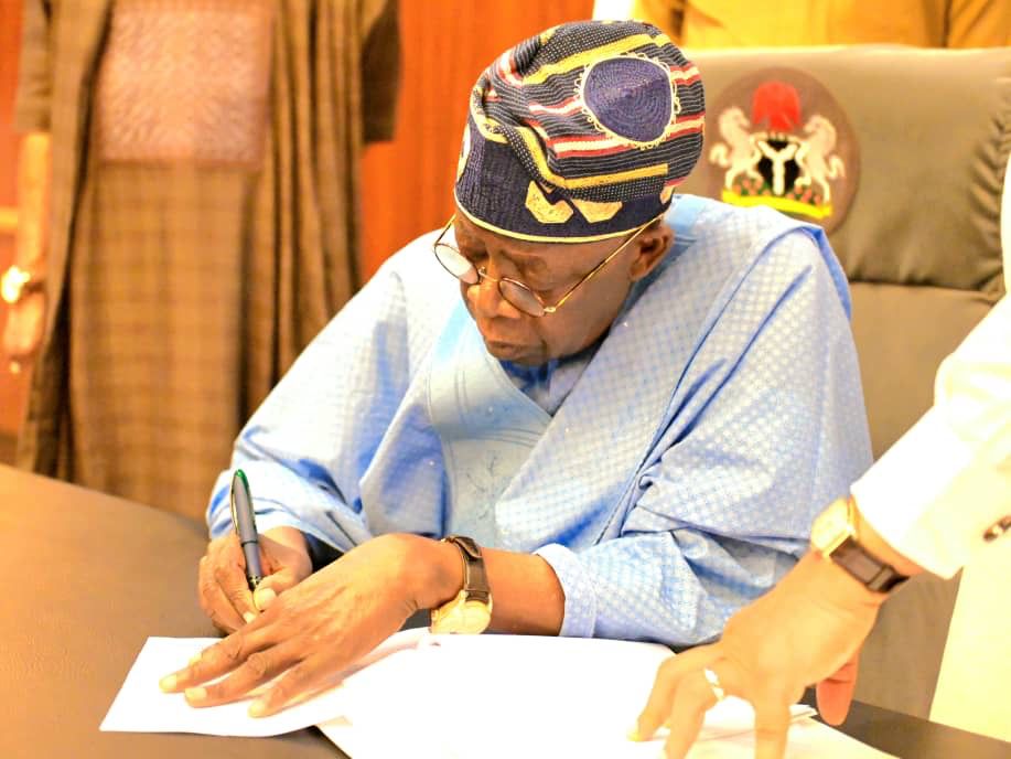 Tinubu ya rattaba hannu kan dokar bai wa dalibai rance