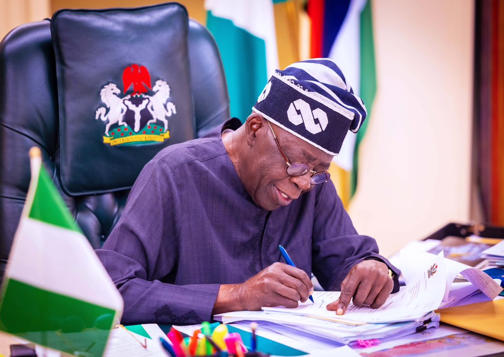 Tinubu ya sa hannu kan dokar kara albashin alkalai da 300%