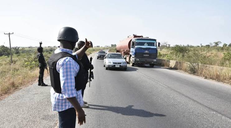 ’Yan bindiga sun dawo hanyar Abuja-Kaduna, sun sace matafiya 30