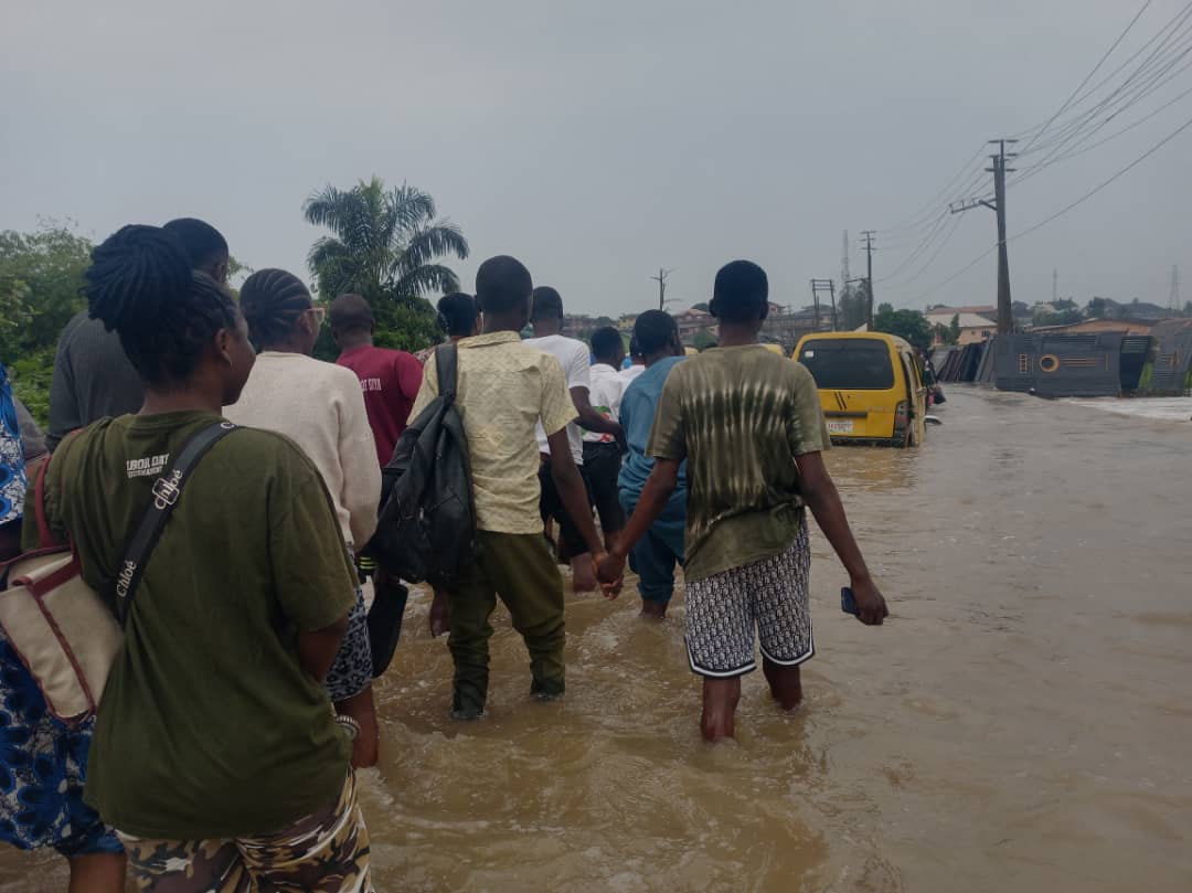 Ambaliya: Mazauna Legas sun makale bayan ruwa kamar da bakin kwarya