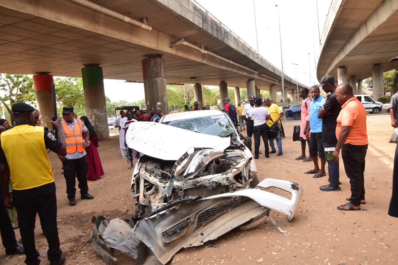 HOTUNA: Yadda mota ta fado daga saman gada a Abuja