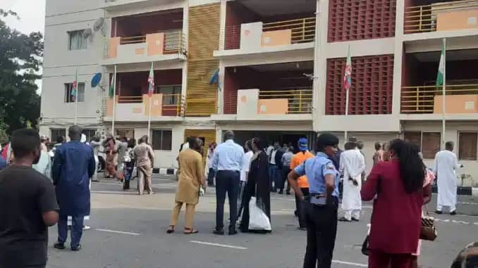 Ɓata-gari sun lakaɗa wa masu adawa da Ganduje duka a Abuja