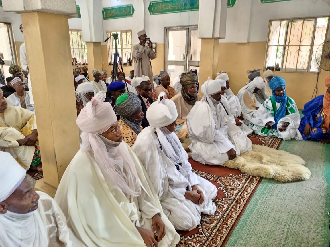 HOTUNA: Yadda Sarki Aminu Bayero ya yi Sallar Juma’a a Fadar Nassarawa