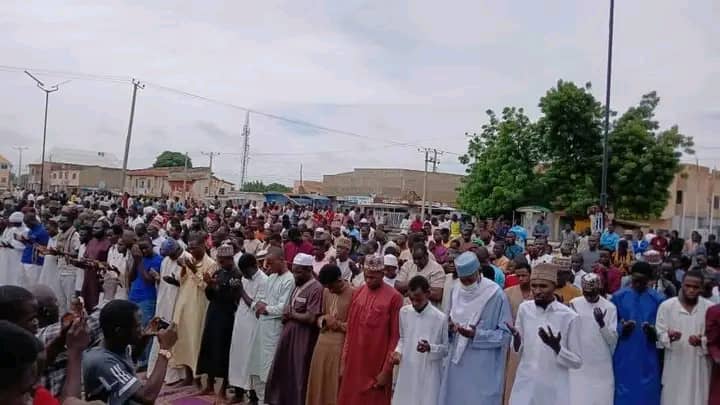 Tsadar Rayuwa: Yadda Aka Yi Salloli da Alkunut a Kano