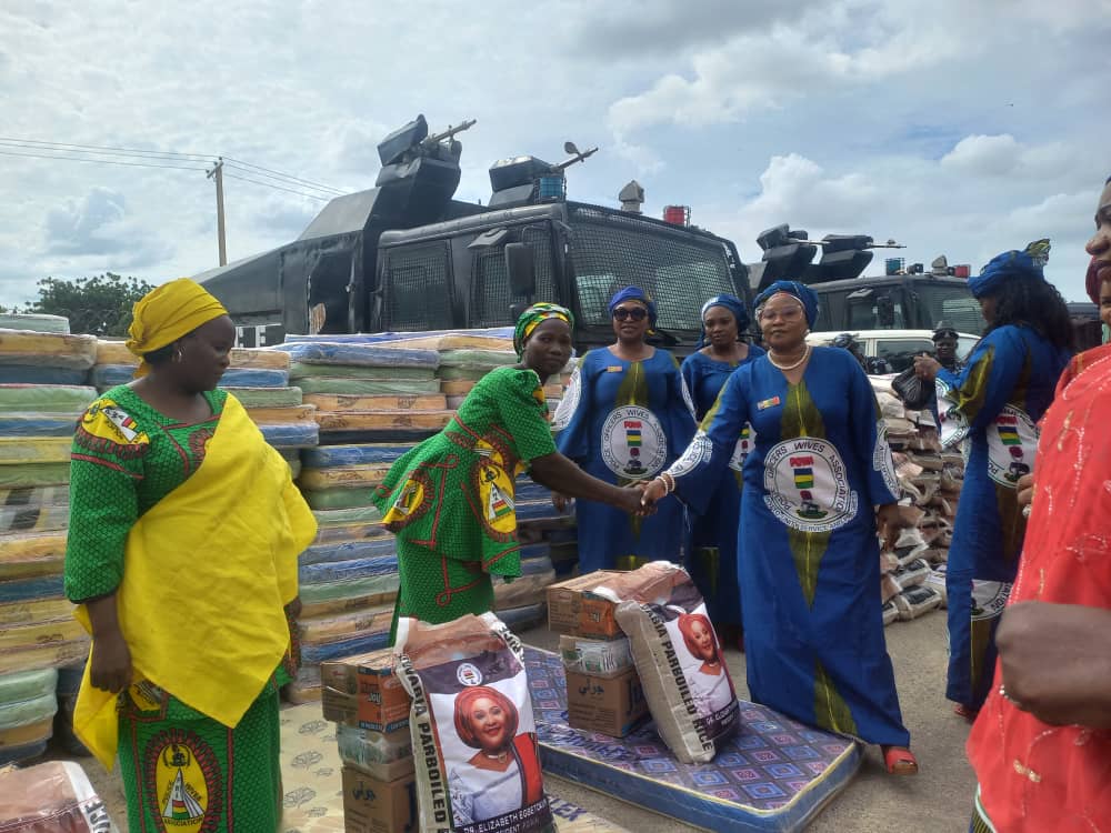 Ambaliya: Ƙungiyar matan ’yan sanda ta bai wa Maiduguri tallafin kayayyaki 