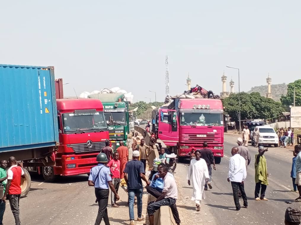 Direbobin manyan motoci sun buɗe hanyar Abuja zuwa Lokoja